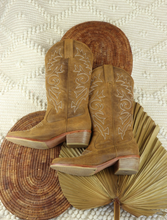 Load image into Gallery viewer, Desert Rose Cowgirl Boots || Tan
