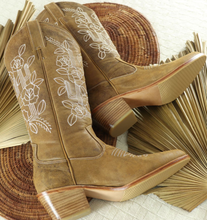 Load image into Gallery viewer, Desert Rose Cowgirl Boots || Tan
